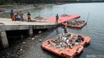 Petugas Berjibaku Membersihkan Danau Sunter dari Sampah