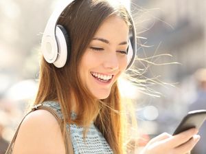 Riset: Stres Bisa Berkurang 65% Saat Mendengarkan Lagu dari Band Ini
