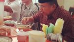 Begini 8 Potret Wakil Presiden Jusuf Kalla Saat Menikmati Makan Bersama