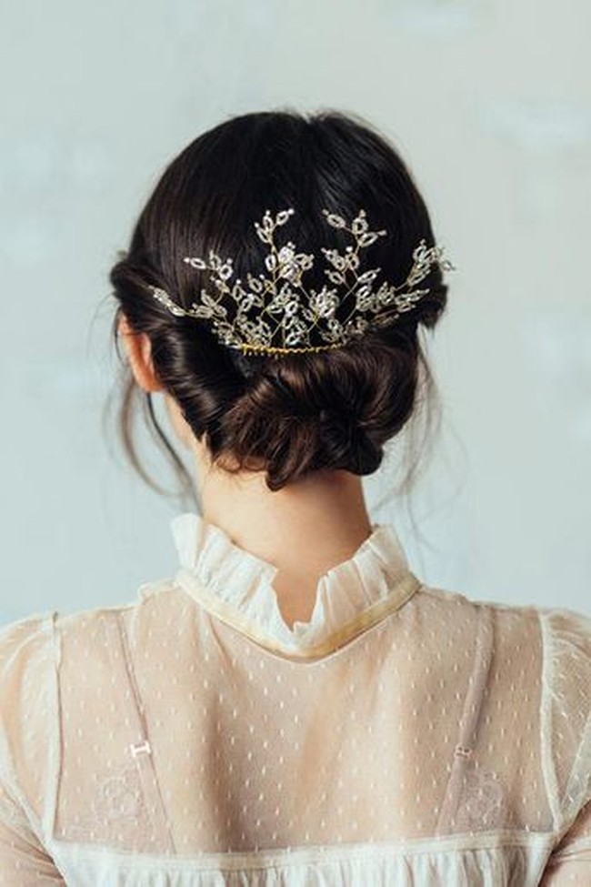 Meghan Markle tampaknya menginspirasi para calon pengantin. Banyak dari mereka yang mencari gaya rambut messy updo ala Meghan. Untuk membuatnya lebih elegan di hari pernikahan, Anda bisa menambahkan aksesori hair comba cantik seperti ini. Foto: Pinterest