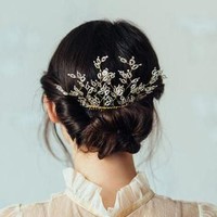 Meghan Markle tampaknya menginspirasi para calon pengantin. Banyak dari mereka yang mencari gaya rambut messy updo ala Meghan. Untuk membuatnya lebih elegan di hari pernikahan, Anda bisa menambahkan aksesori hair comba cantik seperti ini. Foto: Pinterest