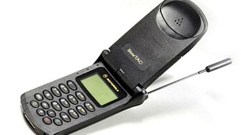 Ini adalah Motorola Startac yang dirilis pada 1996. Ponsel ini bisa dibilang sebagai nenek moyangnya ponsel lipat. Selain itu Startac juga salah satu ponsel pionir yang memiliki fitur getaran. Foto: istimewa