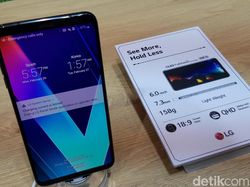 Menggenggam Ponsel Premium LG V30S ThinQ