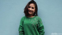 Ia tampil menawan dengan busana berwarna hijau dan celana hitam. Pool/Noel/detikFoto.