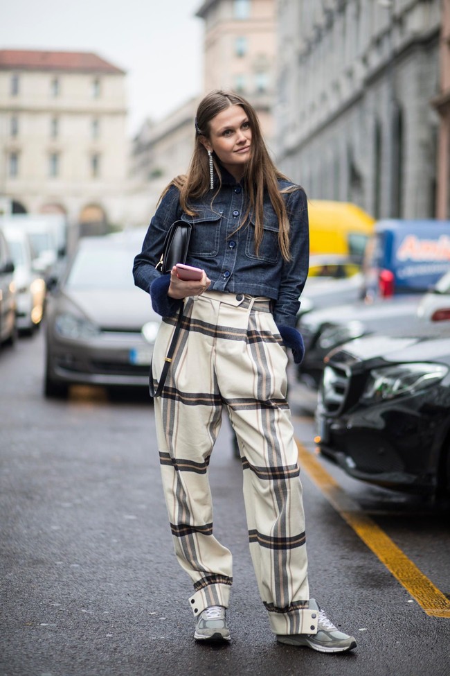  Denim Combo. Denim, celana bermotif plaid, plus sneakers bernuansa keabuan. Perpaduan menarik. Foto: Istimewa