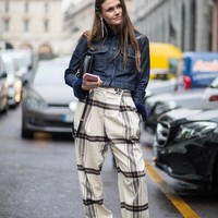  Denim Combo. Denim, celana bermotif plaid, plus sneakers bernuansa keabuan. Perpaduan menarik. Foto: Istimewa