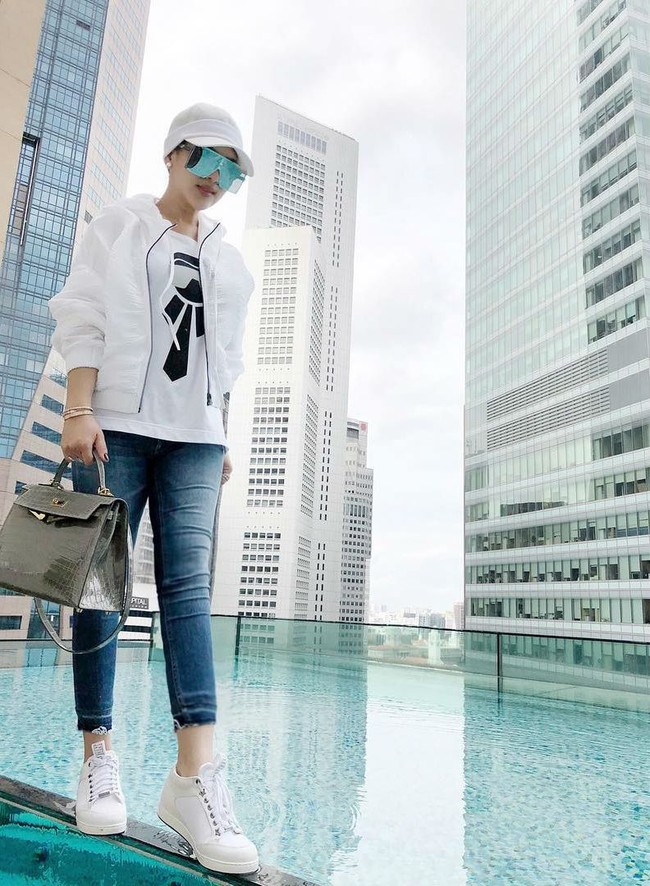 Berada di Singapura, Syahrini tampil casual dengan celana denim dan kaus dari brand Fendi. T-shirt Karlito dari Fendi itu harganya US$ 485 atau sekitar Rp 6,6 juta. Foto: Instagram