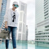 Berada di Singapura, Syahrini tampil casual dengan celana denim dan kaus dari brand Fendi. T-shirt Karlito dari Fendi itu harganya US$ 485 atau sekitar Rp 6,6 juta. Foto: Instagram