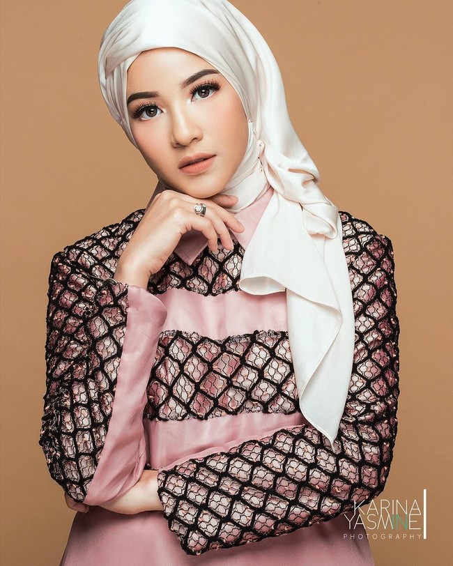 Hampir sama seperti Arumi, Natasha Rizki juga menikah saat usianya masih menginjak 19 tahun. Natasha Rizki menikah dengan Desta pada 21 April 2013. Dari pernikahan tersebut Natasha dan Desta telah dikaruniai 3 orang anak. Foto: Instagram