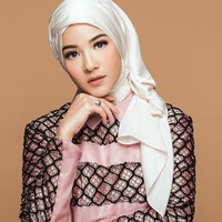 Hampir sama seperti Arumi, Natasha Rizki juga menikah saat usianya masih menginjak 19 tahun. Natasha Rizki menikah dengan Desta pada 21 April 2013. Dari pernikahan tersebut Natasha dan Desta telah dikaruniai 3 orang anak. Foto: Instagram