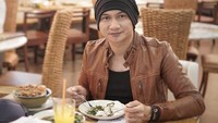 Makan siang tetap kece nih. Begini pose pria ramah ini sebelum menyantap nasi dengan sate di sampingnya. Foto: Instagram duniamanji