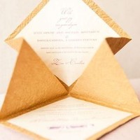 Agar acara pernikahan lebih berkesan, undang para tamu dengan undangan unik berbentuk 3D. Dekorasi geometris memang sedang tren belakangan dan cocok diterapkan untuk kartu undangan pernikahan Anda. Foto: Pinterest