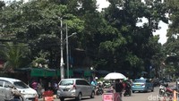 Aktivitas para PKL ini menutup trotoar sehingga pejalan kaki tidak bisa melintas.