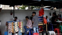 Para PKL berjejer menggelar tenda dan lapak dari mulai Jalan Aditiawarman I dekat gedung Recapital hingga Jalan Sunan Ampel di dekat kantor pusat PLN.
