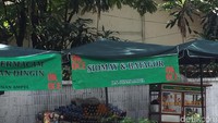 Di sepanjang trotoar ini, para PKL menjajakan aneka dagangan berupa makanan dan minuman. Ada pula yang menjual ikat pinggang, kacamata, dompet, asesoris handphone dan lainnya.