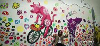 Bunga Fatia berfoto di depan mural di kawasan Little India (Foto: Singapore Tourism Board)