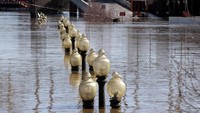Tiang lampu taman hampir tenggelam. REUTERS/John Sommers II.