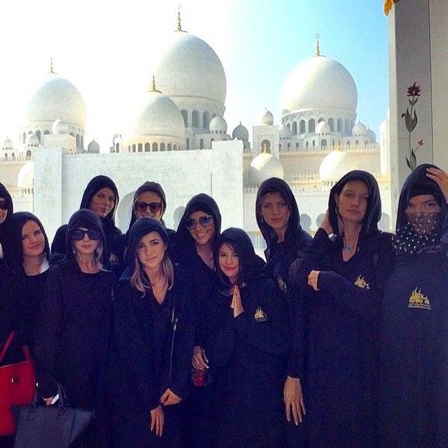Selena Gomez juga pernah mengunjungi Masjid Agung Sheikh Zayed di Arab ini. Ia bersama Kendal Jenner, Devwinsor, dan model lainnya memakai jubah dan hoodie berwarna hitam. Foto: Instagram