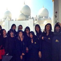 Selena Gomez juga pernah mengunjungi Masjid Agung Sheikh Zayed di Arab ini. Ia bersama Kendal Jenner, Devwinsor, dan model lainnya memakai jubah dan hoodie berwarna hitam. Foto: Instagram