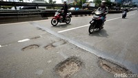 Begini penampakan jalan berlubang di kawasan Jalan Gatot Subroto, Jakarta, Selasa (27/2/2018).