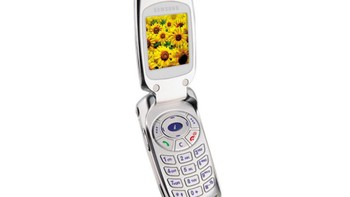 Pada 2003 Samsung memiliki ponsel lipat yang memilik ukuran cukup mungil dan memiliki dua layar sekaligus. Ponsel itu dinamakan Samsung S300. Foto: istimewa