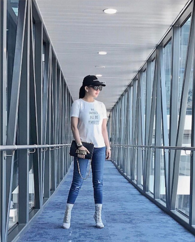 Dior pernah merilis T-shirt dengan slogan dukungan kepada feminis bertuliskan We Should All Be Feminist. Kaus yang dipakai selebriti dunia seperti Jennifer Lawrence sampai Rihanna ini juga dimiliki Syahrini, dan dijual dengan harga US$ 710, setara dengan Rp 9,4 jutaan. Saat ini T-shirt tersebut sudah terjual habis. Foto: Instagram