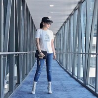 Dior pernah merilis T-shirt dengan slogan dukungan kepada feminis bertuliskan We Should All Be Feminist. Kaus yang dipakai selebriti dunia seperti Jennifer Lawrence sampai Rihanna ini juga dimiliki Syahrini, dan dijual dengan harga US$ 710, setara dengan Rp 9,4 jutaan. Saat ini T-shirt tersebut sudah terjual habis. Foto: Instagram