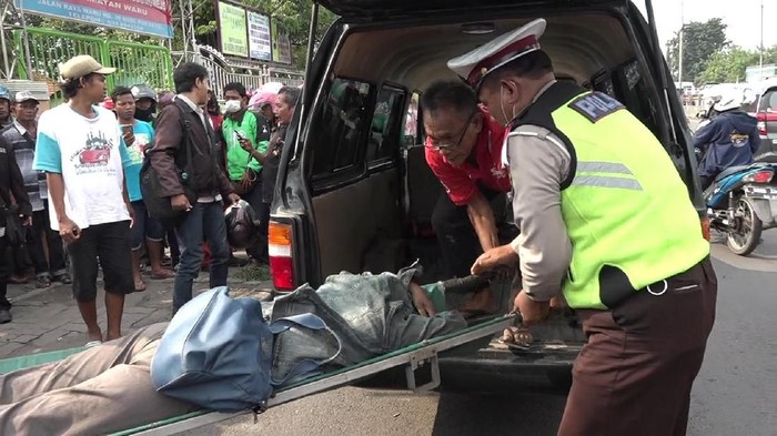 Jatuh Terbentur Spion Truk, Pengendara Motor Ini Tewas Terlindas