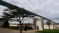 Jembatan Bosphorus yang terlihat di halaman istana (Kurnia/detikTravel)