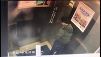 Dalam rekaman CCTV lift itu, terlihat bocah laki-laki ini melakukan gerakan membuka resleting celana, lalu mengencingi tombol lift. Foto: YouTube/Screengrab