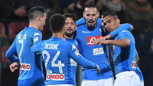 Napoli kini kembali berjarak empat angka dari Juventus.