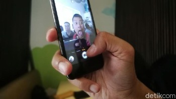 Sedangkan kamera depan punya resolusi 8 MP + 2 MP. Kamera utama untuk mengambil foto selfie, kamera dua ditujukan untuk mengambil gambar lebih dalam. (Foto: detikINET/Muhammad Alif Goenawan)