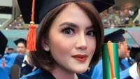 Di usianya yang menginjak 25 tahun, ia sudah meraih S2. Pintar itu seksi bukan? (Dok. Instagram/taniaputri1707)