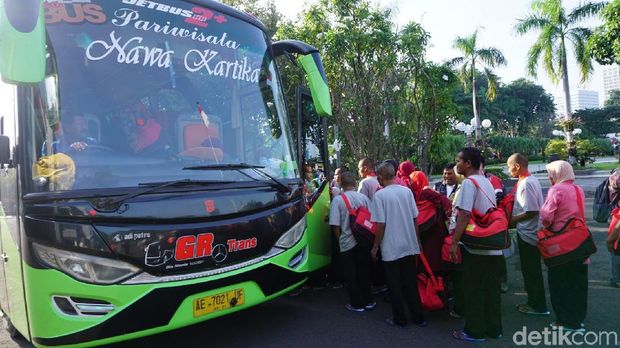 Puluhan PMKS dipulangkan Risma/