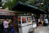 PKL di trotoar di kawasan Melawai, Jakarta Selatan