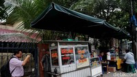 Begini penampakan para PKL yang berjualan di trotoar dekat kantor pusat PLN di Jakarta.