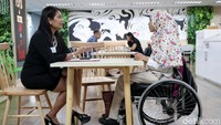 Sedangkan UU no.8 tahun 2016 mewajibkan setiap BUMN sedikitnya harus mempekerjakan penyandang difabel sebesar 2%.