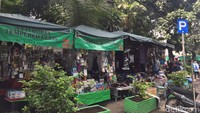 Karena lokasi ini dipenuhi PKL, para pejalan kaki terpaksa berjalan di badan jalan. Trotoar tidak bisa dilewati karena para PKL juga menaruh kursi-kursi di trotoar, misalnya tukang soto dan tukang kopi. Foto: Dyah Paramita Saraswati/detikcom