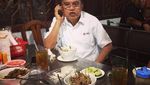 Begini 8 Potret Wakil Presiden Jusuf Kalla Saat Menikmati Makan Bersama