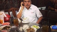 Sedang berada di Semarang, JK pun mampir ke Warung Soto Bangkong. Mantap! Foto: Istimewa