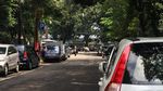 Potret PKL Berspanduk OK OCE Jualan di Trotoar di Jaksel