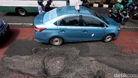 Usai musim hujan sejumlah jalan protokol mengalami kerusakan dan berlubang. Salah satunya di Gatsu.