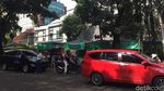 Potret PKL Berspanduk OK OCE Jualan di Trotoar di Jaksel