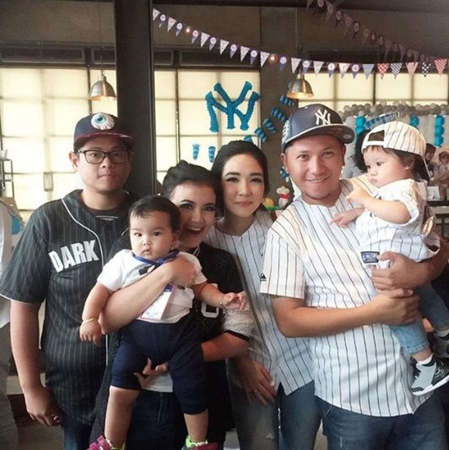 Pesona Tania Putri, Dari 'Kepompong' Kini Jadi Hot Mom
