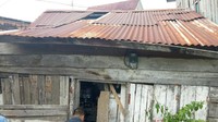 Rumah berukuran 8x4 meter warisan orang tua Pendi semakin tidak terawat dan nyaris roboh. Atap mulai bocor, dinding mulai rapuh dan terlihat sangat tidak layak untuk dihuni.