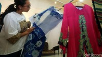 Barang-barang yang dilelang mulai dari fashion koleksi pribadi seperti kain songket dan tenun, pakaian, sepatu, hingga jam tangan dan dasi.