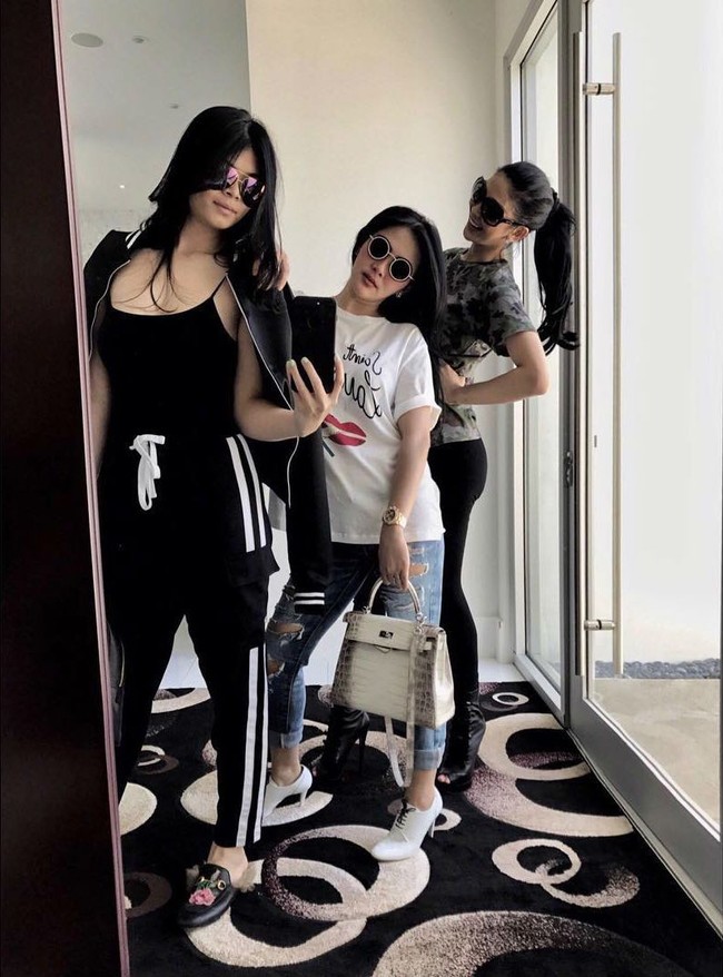 Syahrini memakai kaus keluaran rumah mode Paris Saint Laurent di salah satu penampilannya ketika berada di Los Angeles, Amerika Serikat. Gaya kasual yang dipadukan bersama ripped jeans tersebut dibanderol US$ 390 atau Rp 5,2 jutaan di situs resminya. Foto: Instagram