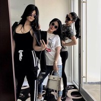 Syahrini memakai kaus keluaran rumah mode Paris Saint Laurent di salah satu penampilannya ketika berada di Los Angeles, Amerika Serikat. Gaya kasual yang dipadukan bersama ripped jeans tersebut dibanderol US$ 390 atau Rp 5,2 jutaan di situs resminya. Foto: Instagram