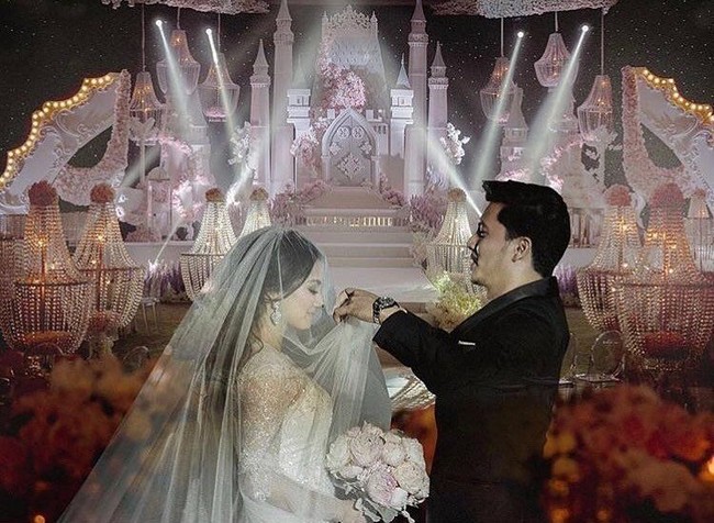 Menurut The Malay Mail Online, resepsi pernikahan yang bertema dongeng ini menjadi acara tertutup yang dihadiri oleh anggota keluarga dan teman dekat. Foto: Instagram