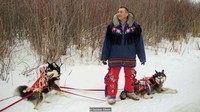 Kereta luncur milik Robert Grandjambe dengan teriakan anjing-anjingnya. Dia  berhenti di tengah danau, membuat lubang di es dan memancing (BBC Travel)
